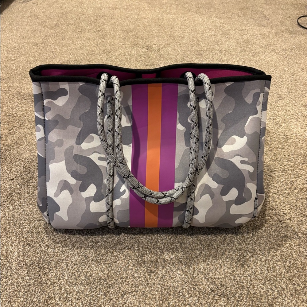 Amazon Gray and Pink Tote Bag with Structured Design